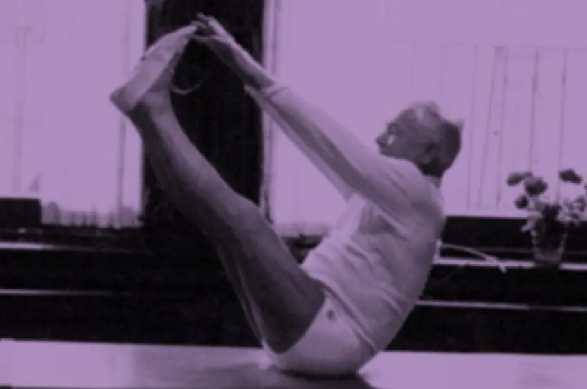 Fotografia antiga de um homem num exercício do método Pilates